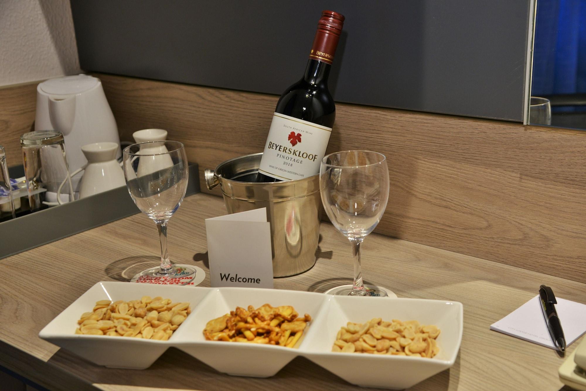 Town Lodge Menlo Park Претория Екстериор снимка